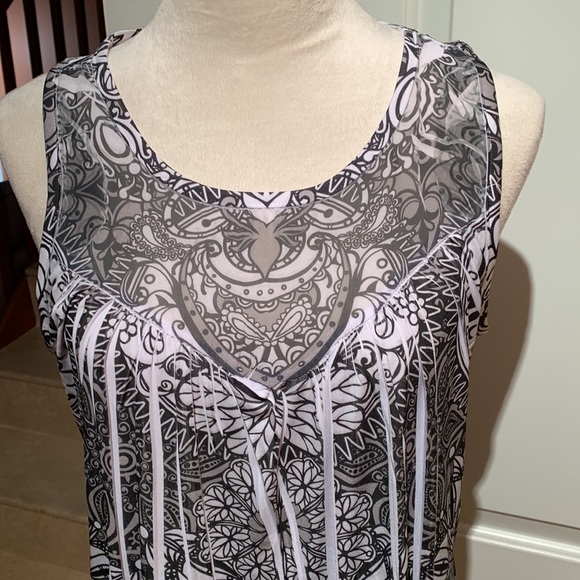 Design Works. Black and White Sleeveless top, with circular black patter… - Picture 2 of 8